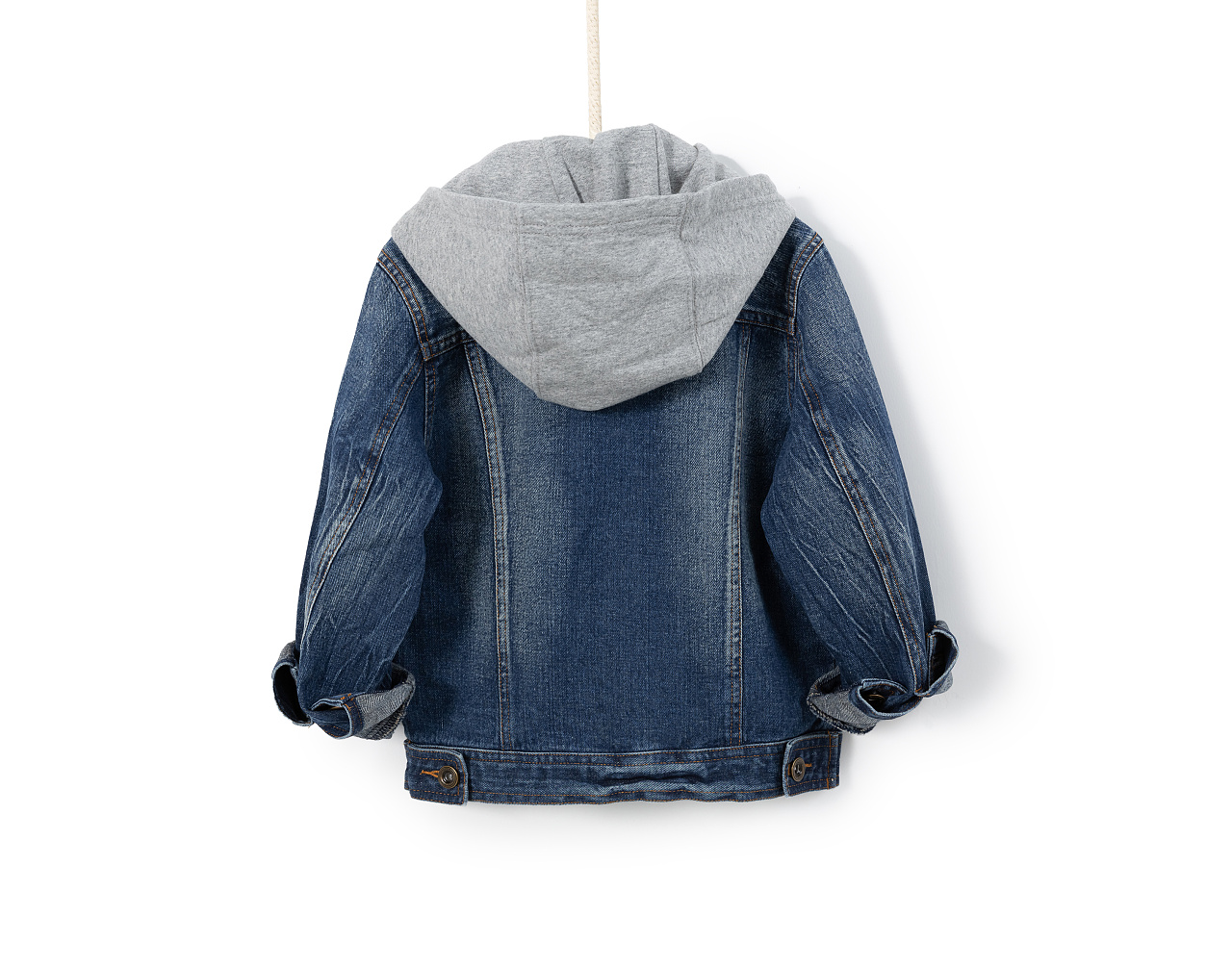 跨界風(fēng)尚 連帽牛仔外套童裝與化妝品銷(xiāo)售的靜物拍攝美學(xué)